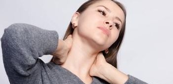 脖子疼痛什么原因（脖子疼痛什么原因右侧接近喉咙）