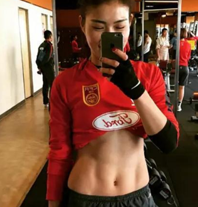 中国女足队长秀6块腹肌（女足队员腹肌）