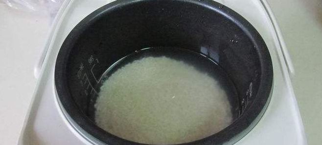 电饭锅煮稀饭（电饭锅煮稀饭放多少米和水）