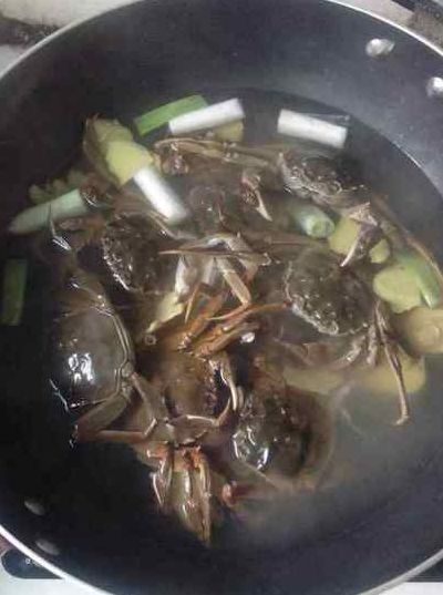 水煮螃蟹（水煮螃蟹的做法煮几分钟）