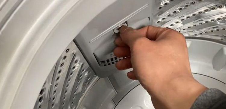 滚筒洗衣机怎么清理里面的脏东西（滚筒洗衣机的过滤网在哪里）