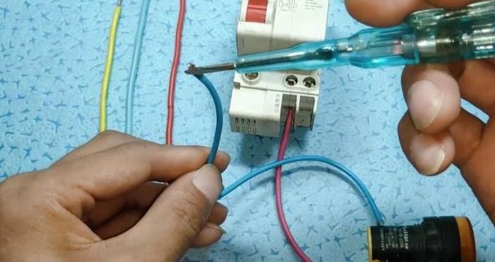 带电接线应该怎么操作（带电接线应该怎么操作赤接火线述是零线）
